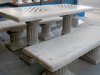 conjunto de mesa e banco em concreto com tabuleiro de xadrez