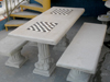 conjunto de mesa e banco em concreto com tabuleiro de xadrez