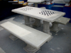 conjunto de mesa e banco em concreto com tabuleiro de xadrez